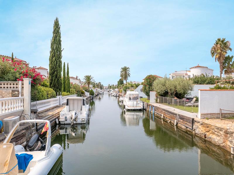 Foto 4ac7202b-9526-486f-86a6-3f5757283323. Maison avec cheminée parking dans Cap Ras - Creus - Falconera Empuriabrava Foto 4ac7202b-9526-486f-86a6-3f5757283323. Maison avec cheminée parking dans Cap Ras - Creus - Falconera Empuriabrava