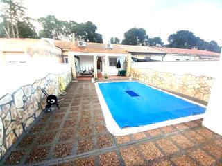 Casa adossada a De los melancólicos 41. Escatrón, casa independiente, piscina y jardín Casa adossada a De los melancólicos 41. Escatrón, casa independiente, piscina y jardín