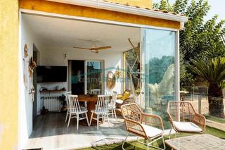 Xalet a Núcleo Urbano. Chalet adosado con piscina y espacios para toda la familia en la Xalet a Núcleo Urbano. Chalet adosado con piscina y espacios para toda la familia en la