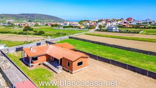 Maison à Malpica de Bergantiños. Dos construcciones en un terreno de 3011 m2 con vistas al mar Maison à Malpica de Bergantiños. Dos construcciones en un terreno de 3011 m2 con vistas al mar