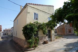 House in Madrigal del Monte House in Madrigal del Monte