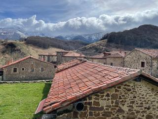 Terrain résidentiel à Polaciones. Terreno urbano con un almacén de 113 m2 en polaciones Terrain résidentiel à Polaciones. Terreno urbano con un almacén de 113 m2 en polaciones