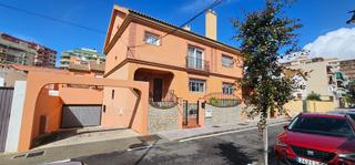 Maison jumelée à Puerto Deportivo. Preciosa casa en pleno centro de fuengirola Maison jumelée à Puerto Deportivo. Preciosa casa en pleno centro de fuengirola