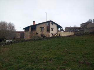 Chalet à Calle rio del 19. Unifamiliar aislada con terreno en navarredonda de gredos. Chalet à Calle rio del 19. Unifamiliar aislada con terreno en navarredonda de gredos.