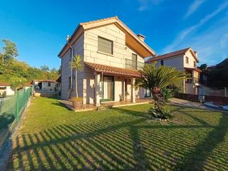 Haus  Lugar a lenguda. Chalet con jardín y piscina Haus  Lugar a lenguda. Chalet con jardín y piscina