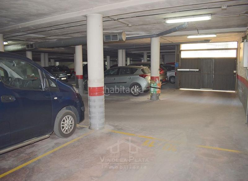 Foto dd51f538-5b68-4f2b-9a4a-c9e13c8ca663. Parking voiture dans Garrido Sur Salamanca Foto dd51f538-5b68-4f2b-9a4a-c9e13c8ca663. Parking voiture dans Garrido Sur Salamanca