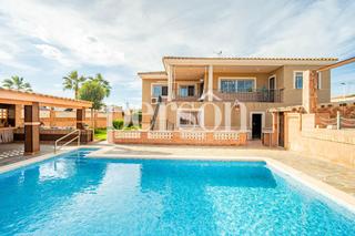 House in Monserrat. Precioso chalet con piscina, paellero de ensueño y zona chillout House in Monserrat. Precioso chalet con piscina, paellero de ensueño y zona chillout