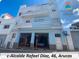 Local Comercial a Calle alcalde rafael díaz 46. Local con oficina, baño, vehículos antiguos y plataforma elevado Local Comercial a Calle alcalde rafael díaz 46. Local con oficina, baño, vehículos antiguos y plataforma elevado