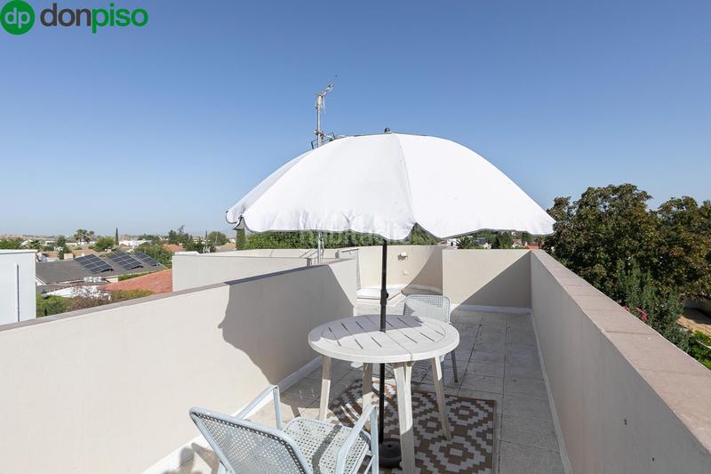 Foto 0e49a43f-b1ff-4de5-8eed-0c2b9b80b1db. Chalet  con parcela y piscina en urbanización los chopos. en Gabias (Las) Foto 0e49a43f-b1ff-4de5-8eed-0c2b9b80b1db. Chalet  con parcela y piscina en urbanización los chopos. en Gabias (Las)
