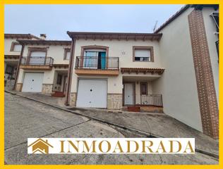Maison Travesía molinillos. Inmoadrada vende bonito adosado con patio Maison Travesía molinillos. Inmoadrada vende bonito adosado con patio