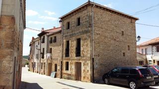 Maison Calle del hoyo. Casa de piedra en el medio del pueblo de mecerreyes muy cuidada. Maison Calle del hoyo. Casa de piedra en el medio del pueblo de mecerreyes muy cuidada.