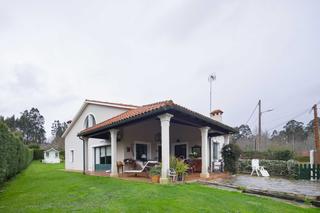 Maison à Sada. Chalet rústico en meirás con jardín Maison à Sada. Chalet rústico en meirás con jardín