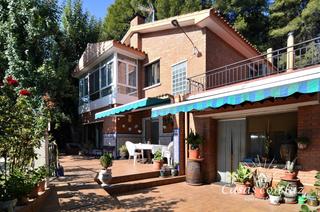 Casa Antiguo de pinseque. Chalet independiente con piscina cubierta junto a torre barajas Casa Antiguo de pinseque. Chalet independiente con piscina cubierta junto a torre barajas