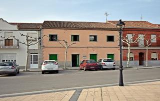 Maison Plaza mayor. Casa de pueblo de dos plantas con local comercial en plena plaza Maison Plaza mayor. Casa de pueblo de dos plantas con local comercial en plena plaza