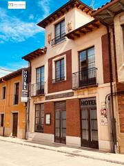 Édifice à Mansilla de las Mulas. Hotel con restaurante y cafeteria en el camino de santiago Édifice à Mansilla de las Mulas. Hotel con restaurante y cafeteria en el camino de santiago
