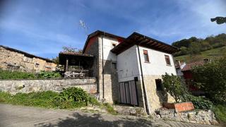 Casa a Cangas de Onís. Casa individual en pueblo alto con vistas. Casa a Cangas de Onís. Casa individual en pueblo alto con vistas.
