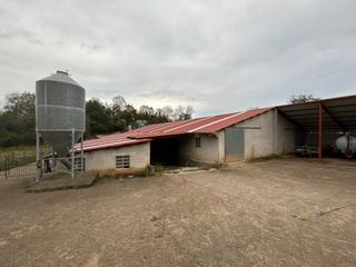 Nau industrial a Cangas de Onís. Nave ganadera con más de 30.000 m2 de finca Nau industrial a Cangas de Onís. Nave ganadera con más de 30.000 m2 de finca
