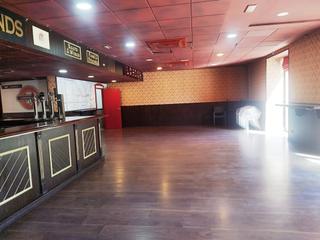 Location Local commercial à Estación-Parque O´Donnell. Amplio local comercial en el corazón del casco histórico de alca Location Local commercial à Estación-Parque O´Donnell. Amplio local comercial en el corazón del casco histórico de alca