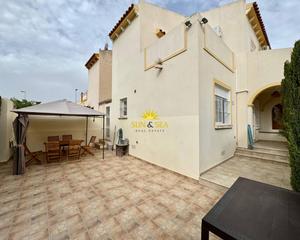 Chalet en Playa Flamenca. Iexclalquiler desde septiembre hasta junio!te presentamos este e Chalet en Playa Flamenca. Iexclalquiler desde septiembre hasta junio!te presentamos este e