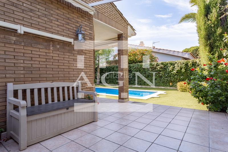 Foto 1792fff2-44fd-464d-9ca6-90986d943a9f. Xalet amb xemeneia calefacció aparcament piscina a Cambrils Foto 1792fff2-44fd-464d-9ca6-90986d943a9f. Xalet amb xemeneia calefacció aparcament piscina a Cambrils