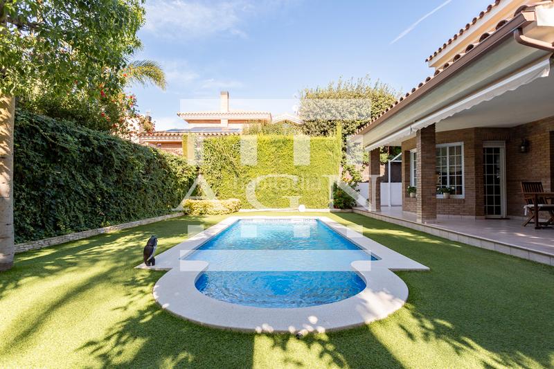 Foto eda232ce-7b21-4306-a87f-7865e9de2563. Xalet amb xemeneia calefacció aparcament piscina a Cambrils Foto eda232ce-7b21-4306-a87f-7865e9de2563. Xalet amb xemeneia calefacció aparcament piscina a Cambrils