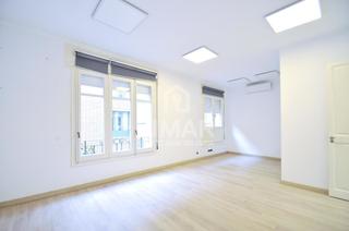 Business premise in Gòtic. Local con oficinas con opción a vivienda Business premise in Gòtic. Local con oficinas con opción a vivienda