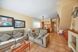 Maison jumelée Carrer del vendrell. Casa pintoresca al lado de la playa de cubelles Maison jumelée Carrer del vendrell. Casa pintoresca al lado de la playa de cubelles