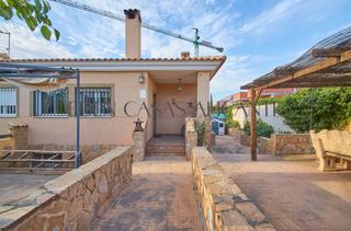 Casa adossada a Busot. Chalet adosado con 4 dormitorios, 2 plantas con parcela privada Casa adossada a Busot. Chalet adosado con 4 dormitorios, 2 plantas con parcela privada