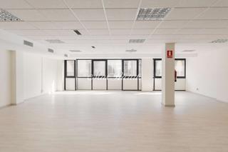 Rent Office space in L´Antiga Esquerra de l´Eixample. Oficina exterior con gran luz natural en edificio exclusivo Rent Office space in L´Antiga Esquerra de l´Eixample. Oficina exterior con gran luz natural en edificio exclusivo