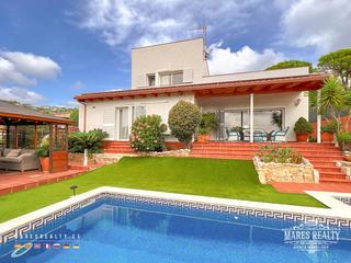 Casa a Serra Brava. Una casa espectacular con vistas al mar y una piscina fabulosa. Casa a Serra Brava. Una casa espectacular con vistas al mar y una piscina fabulosa.