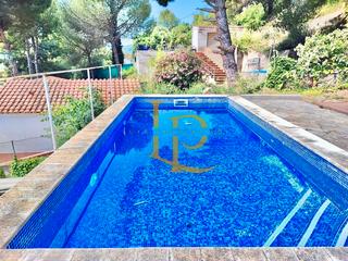 Chalet Carrer josep maria de sagarra. Bonita casa independiente con tres habitaciones y con piscina en Chalet Carrer josep maria de sagarra. Bonita casa independiente con tres habitaciones y con piscina en