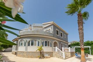 Chalet in San Fulgencio. Chalet independiente con piscina privada y amplio jardín en san Chalet in San Fulgencio. Chalet independiente con piscina privada y amplio jardín en san