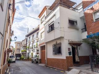 Casa adossada a Calle del río 31. Amplia y luminosa casa en esquina en pinos genil. Casa adossada a Calle del río 31. Amplia y luminosa casa en esquina en pinos genil.