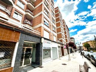 Local commercial à Calle albéniz 15. Local en oviedo Local commercial à Calle albéniz 15. Local en oviedo