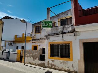 Maison à Calle de la junta 5. Casa de dos plantas para reformar Maison à Calle de la junta 5. Casa de dos plantas para reformar
