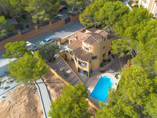 Chalet à Villamartín-Las Filipinas. Nos complace presentarle una villa clásica española de 6 dormito Chalet à Villamartín-Las Filipinas. Nos complace presentarle una villa clásica española de 6 dormito