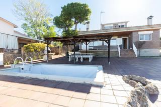 Chalet  Del bosc. Casa con piscina y caseta de madera Chalet  Del bosc. Casa con piscina y caseta de madera