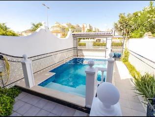 Casa en La Cala del Moral. Adosado de 5 dormitorios y piscina privada junto al mar Casa en La Cala del Moral. Adosado de 5 dormitorios y piscina privada junto al mar