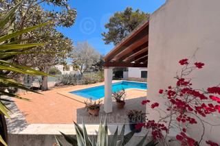 Xalet a Cala d´Or. Villa con patio en solar esquinero de cala llonga Xalet a Cala d´Or. Villa con patio en solar esquinero de cala llonga