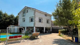 Chalet Urbanizacion puente tietar 75. Chalet con parcela y piscina en urbanización puente tiétar (parr Chalet Urbanizacion puente tietar 75. Chalet con parcela y piscina en urbanización puente tiétar (parr