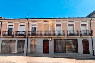 Édifice Plaza el negrillón. Boñar: edificio con locales en la plaza del negrillón Édifice Plaza el negrillón. Boñar: edificio con locales en la plaza del negrillón