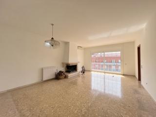 Rent Flat in Carrer conestable de portugal 13. Amplio piso en el centro Rent Flat in Carrer conestable de portugal 13. Amplio piso en el centro