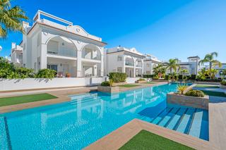 Casa adossada a Rojales. Le presentamos un chalet adosado moderno y elegante ubicado en c Casa adossada a Rojales. Le presentamos un chalet adosado moderno y elegante ubicado en c