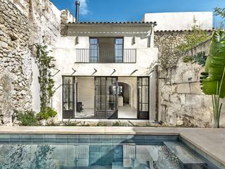 Casa en Selva. Casa de pueblo renovada con piscina de agua salada y vistas a la Casa en Selva. Casa de pueblo renovada con piscina de agua salada y vistas a la