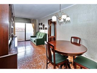 Pis a Carmel. Piso para actualizar con balcón y excelente distribución en zona Pis a Carmel. Piso para actualizar con balcón y excelente distribución en zona