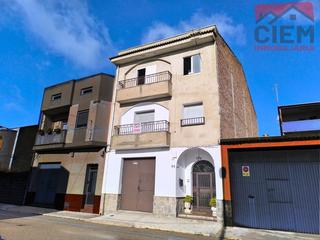 Édifice à Calle severo ochoa 14. Edificio de 500 m2 construidos , con patio , amplio local garaje Édifice à Calle severo ochoa 14. Edificio de 500 m2 construidos , con patio , amplio local garaje