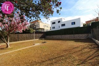 Casa aparellada Carrer can prunell. Amb gran jardí i ascensor Casa aparellada Carrer can prunell. Amb gran jardí i ascensor