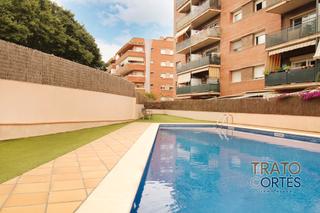 Pis Carrer de can tries. Vivienda zona comunitaria con piscina agua salada Pis Carrer de can tries. Vivienda zona comunitaria con piscina agua salada