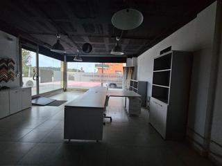 Location Local commercial à Carrer del sis de desembre 12. Excelente local con tres zonas de escaparates Location Local commercial à Carrer del sis de desembre 12. Excelente local con tres zonas de escaparates