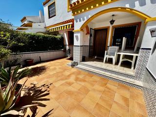 Maison jumelée à Pueblo Latino. Se vende chalet adosado en torre de la horadada Maison jumelée à Pueblo Latino. Se vende chalet adosado en torre de la horadada